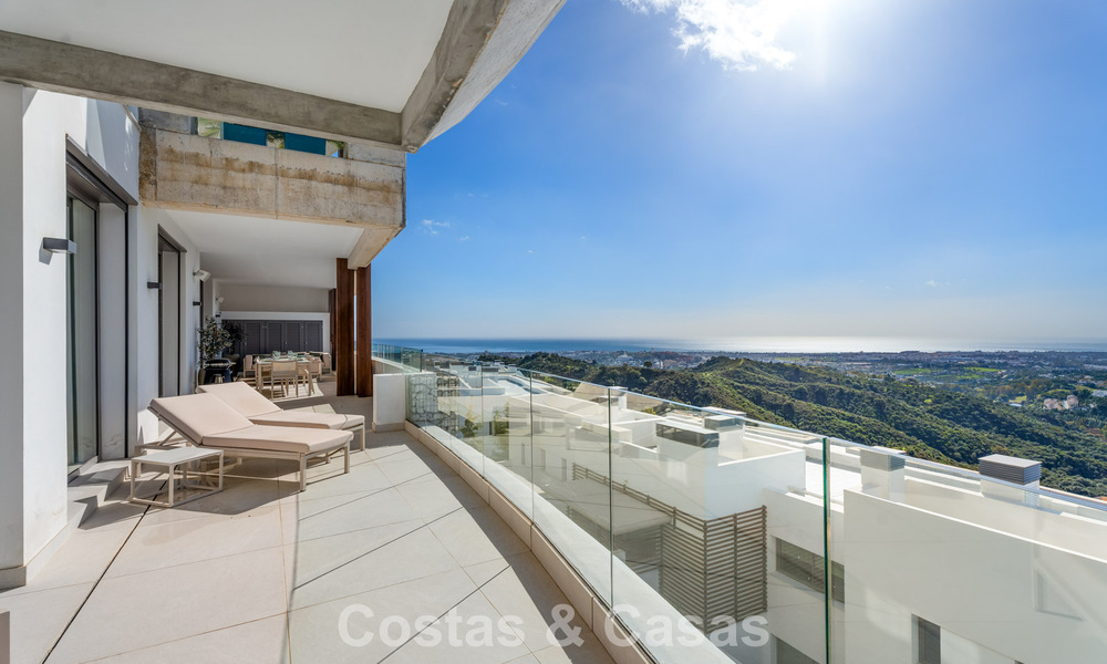 Move-in ready, spacious, high-end,contemporary apartment for sale in the hills of La Quinta Resort, Marbella - Benahavís 794394