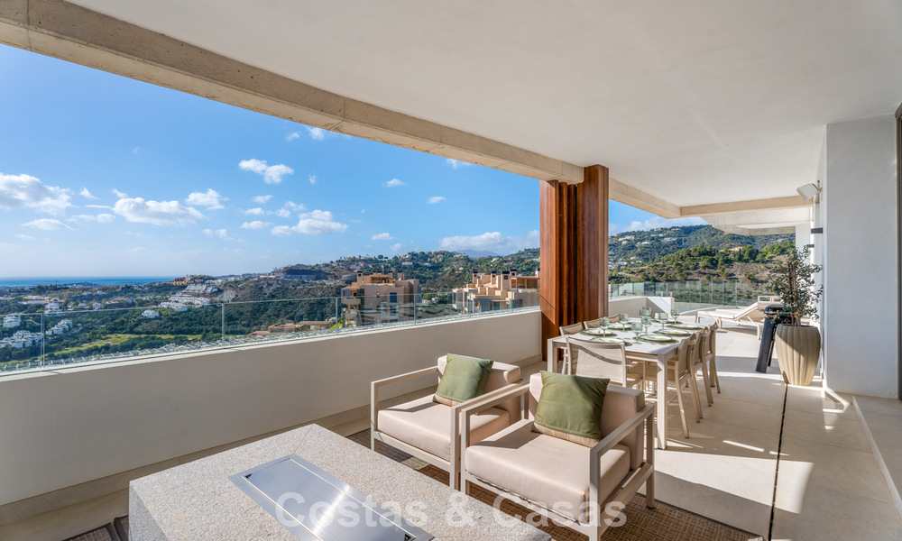 Move-in ready, spacious, high-end,contemporary apartment for sale in the hills of La Quinta Resort, Marbella - Benahavís 794396