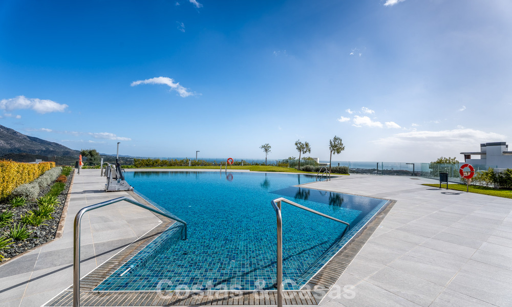 Move-in ready, spacious, high-end,contemporary apartment for sale in the hills of La Quinta Resort, Marbella - Benahavís 794402