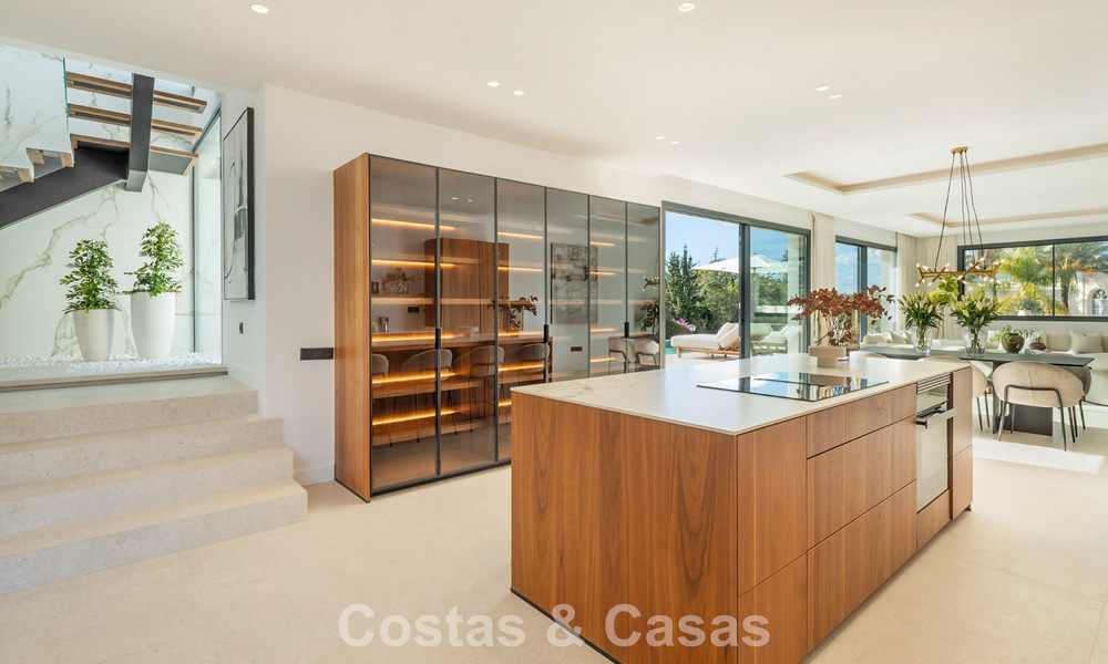 Modern luxury villa with minimalist architecture for sale on the New Golden Mile between Marbella and Estepona 794334