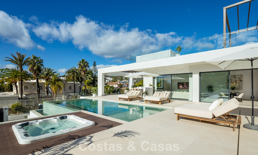 Modern luxury villa with minimalist architecture for sale on the New Golden Mile between Marbella and Estepona 794338