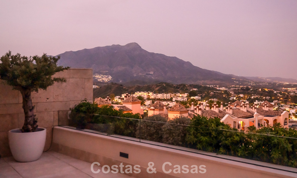 Modern apartment with villa character for sale with sea views in an exclusive complex in La Quinta, Marbella - Benahavís 794511