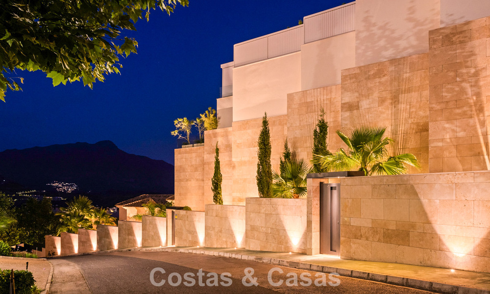 Modern apartment with villa character for sale with sea views in an exclusive complex in La Quinta, Marbella - Benahavís 794512