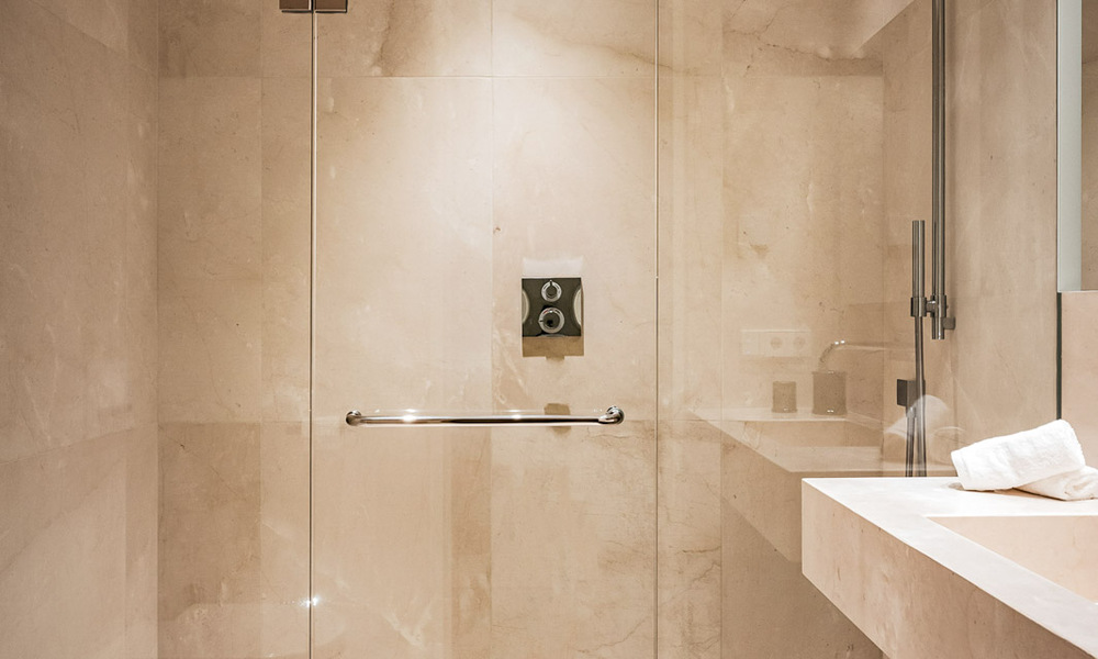 Modern apartment with villa character for sale with sea views in an exclusive complex in La Quinta, Marbella - Benahavís 794525