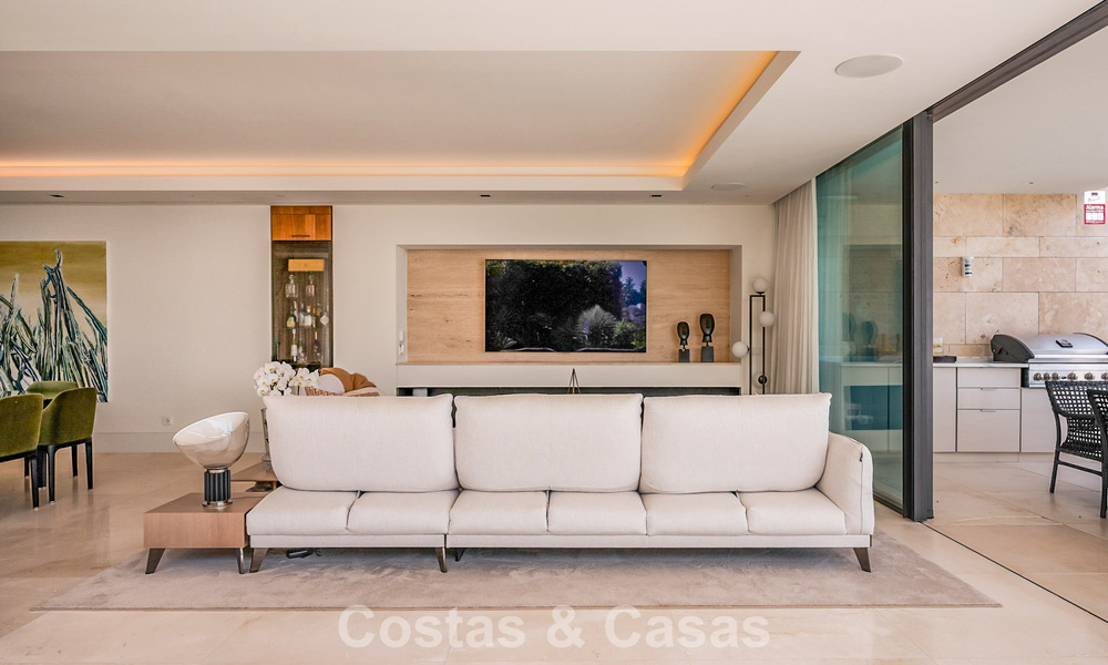 Modern apartment with villa character for sale with sea views in an exclusive complex in La Quinta, Marbella - Benahavís 794548