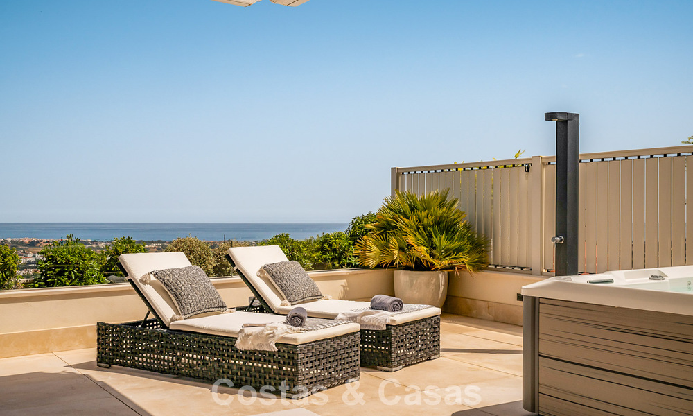 Modern apartment with villa character for sale with sea views in an exclusive complex in La Quinta, Marbella - Benahavís 794550