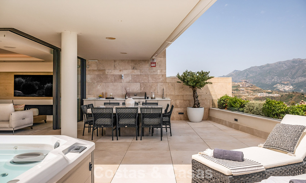 Modern apartment with villa character for sale with sea views in an exclusive complex in La Quinta, Marbella - Benahavís 794551
