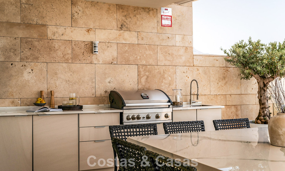 Modern apartment with villa character for sale with sea views in an exclusive complex in La Quinta, Marbella - Benahavís 794552