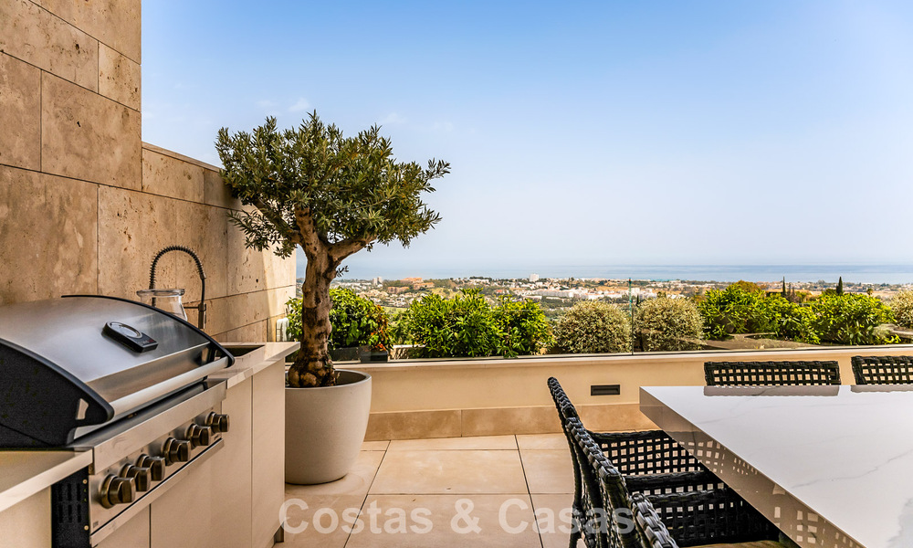 Modern apartment with villa character for sale with sea views in an exclusive complex in La Quinta, Marbella - Benahavís 794553
