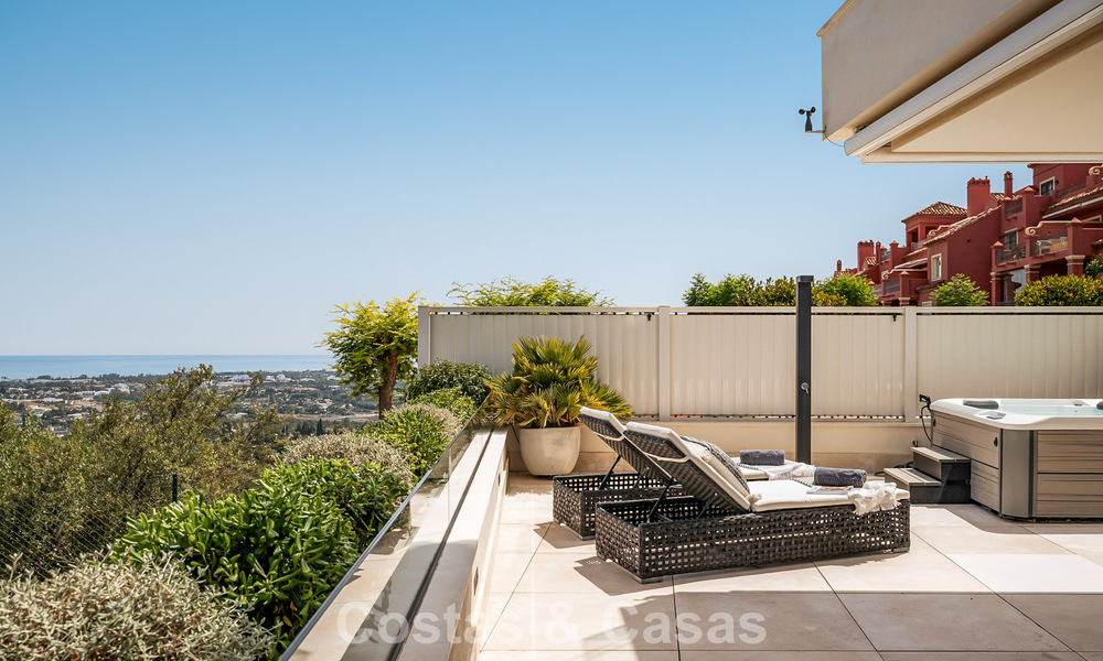 Modern apartment with villa character for sale with sea views in an exclusive complex in La Quinta, Marbella - Benahavís 794554