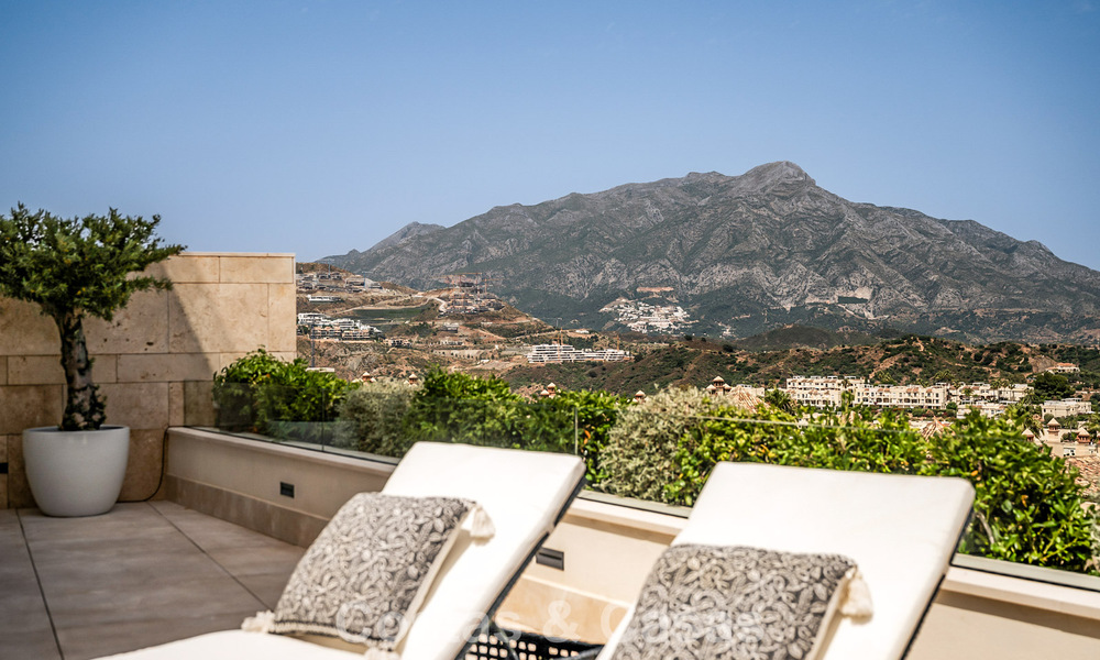 Modern apartment with villa character for sale with sea views in an exclusive complex in La Quinta, Marbella - Benahavís 794555