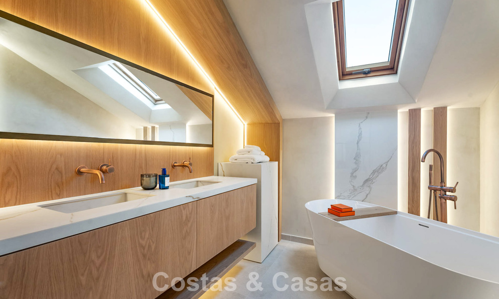 Stylish townhouse for sale within walking distance of the beach on Marbella’s Golden Mile 794716