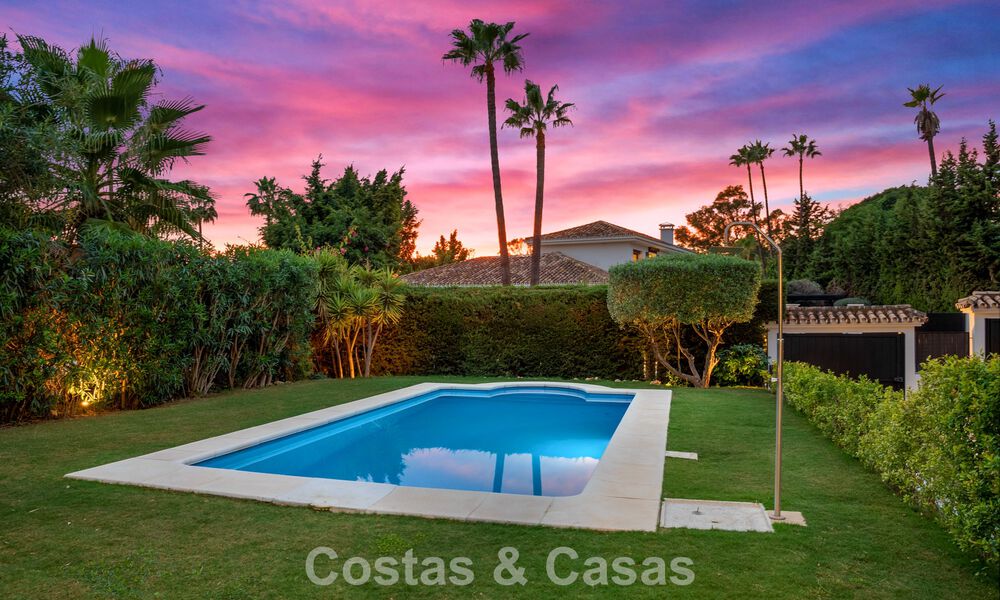 Villa with contemporary mediterranean flair for sale in Nueva Andalucía, Marbella 794756