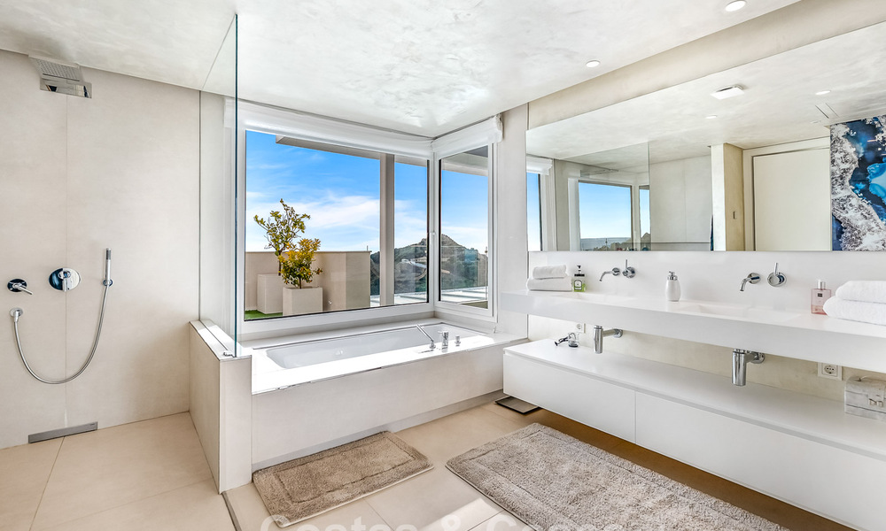 Exclusive, modern luxury penthouse with panoramic sea views for sale just minutes from Marbella town 795329