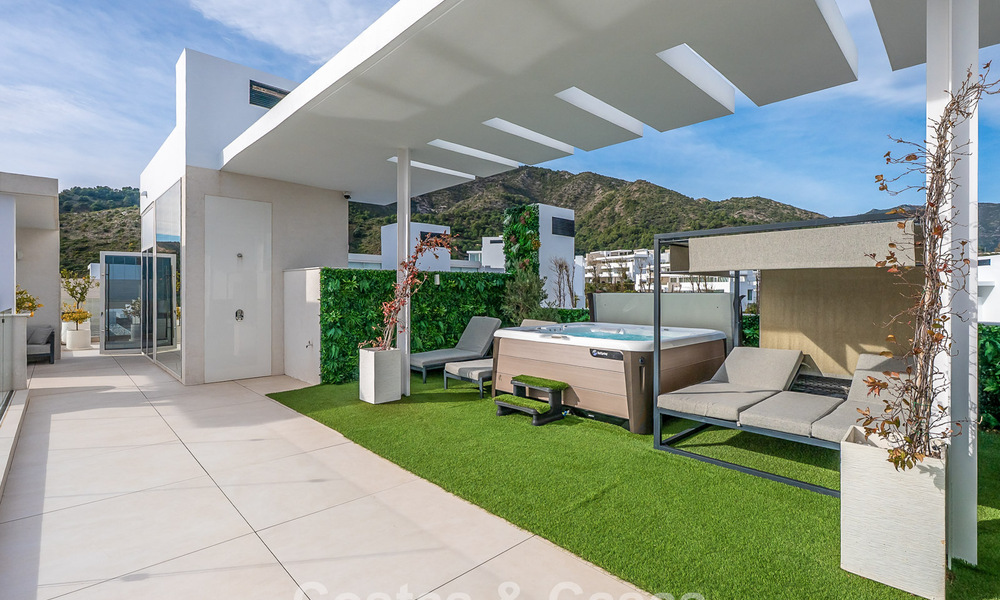 Exclusive, modern luxury penthouse with panoramic sea views for sale just minutes from Marbella town 795337