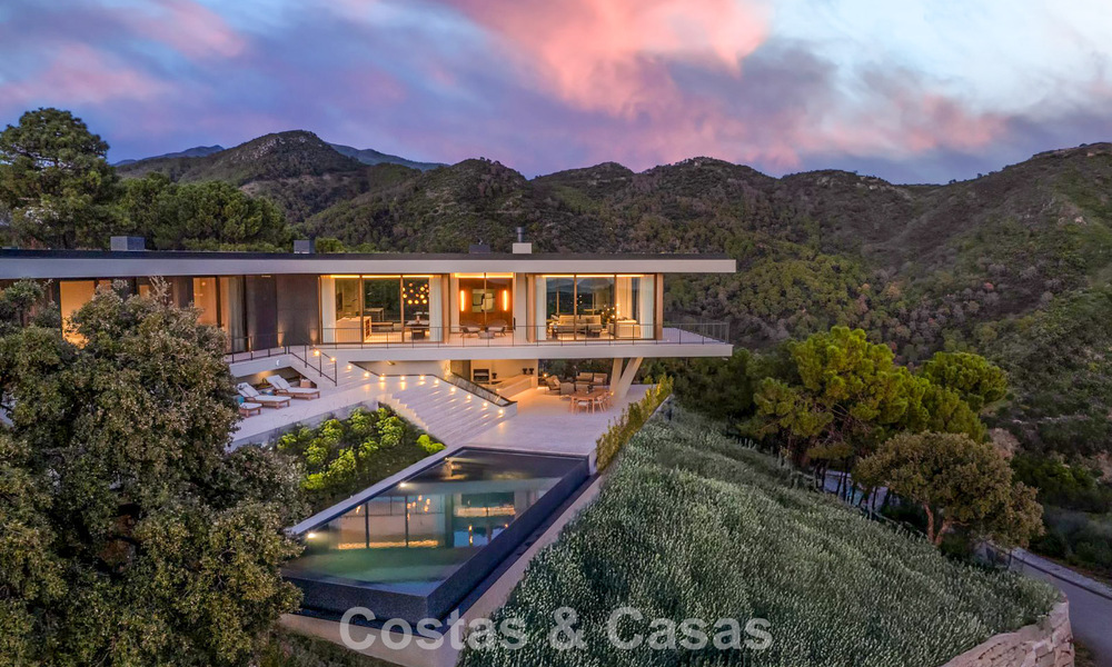 Boomerang-designed villa for sale in the green hills of Marbella - Benahavís with views over the hills and the sea 795235