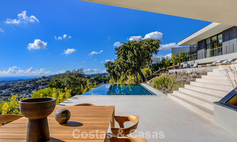 Boomerang-designed villa for sale in the green hills of Marbella - Benahavís with views over the hills and the sea 795238