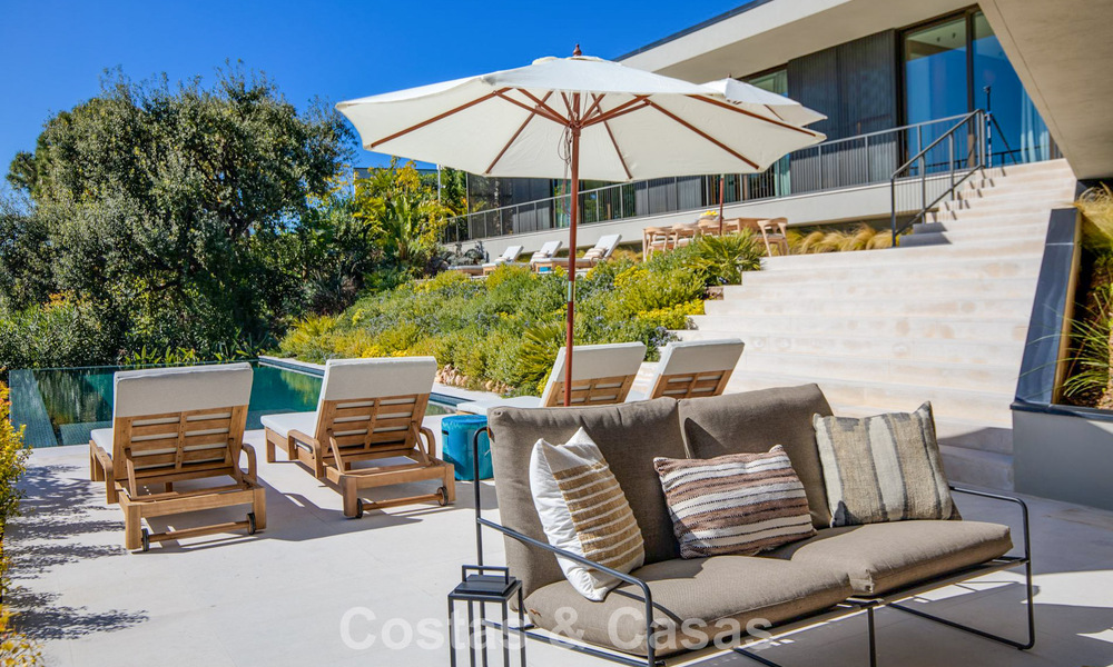 Boomerang-designed villa for sale in the green hills of Marbella - Benahavís with views over the hills and the sea 795239