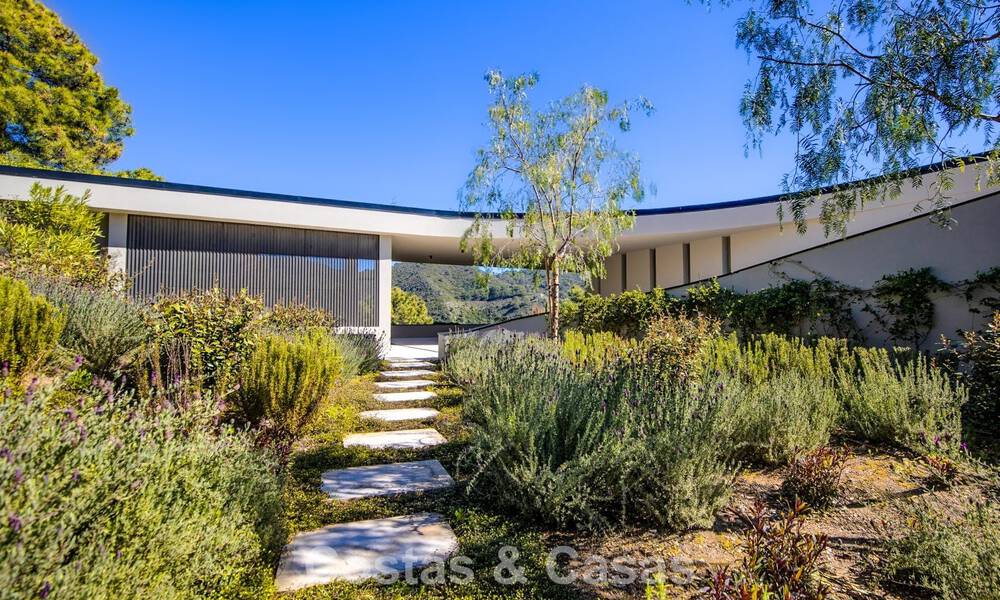 Boomerang-designed villa for sale in the green hills of Marbella - Benahavís with views over the hills and the sea 795268