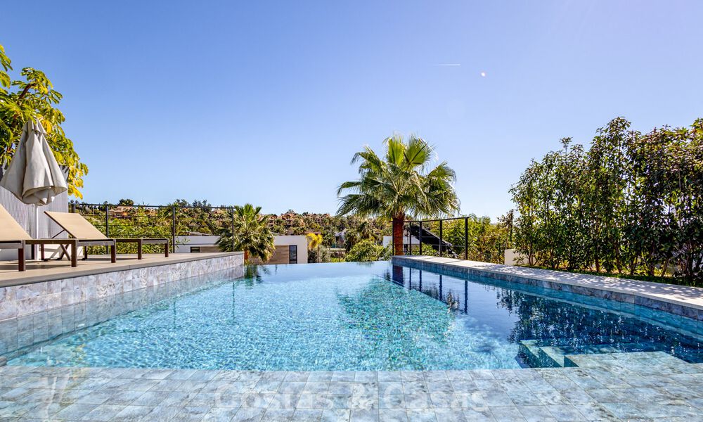 Move-in ready, modern villa within walking distance of a golf clubhouse on the New Golden Mile between Marbella and Estepona 795379