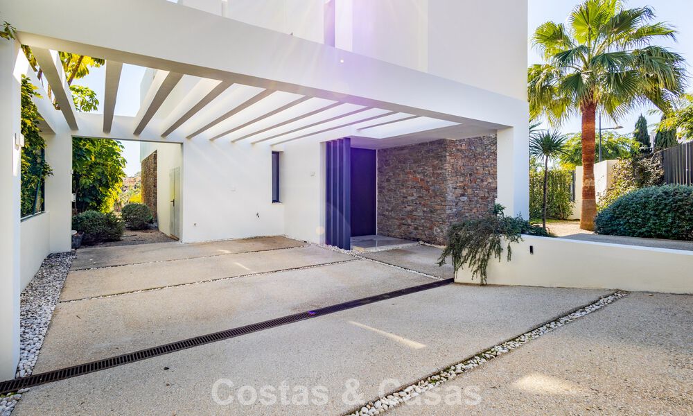 Move-in ready, modern villa within walking distance of a golf clubhouse on the New Golden Mile between Marbella and Estepona 795380