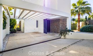 Move-in ready, modern villa within walking distance of a golf clubhouse on the New Golden Mile between Marbella and Estepona 795380 