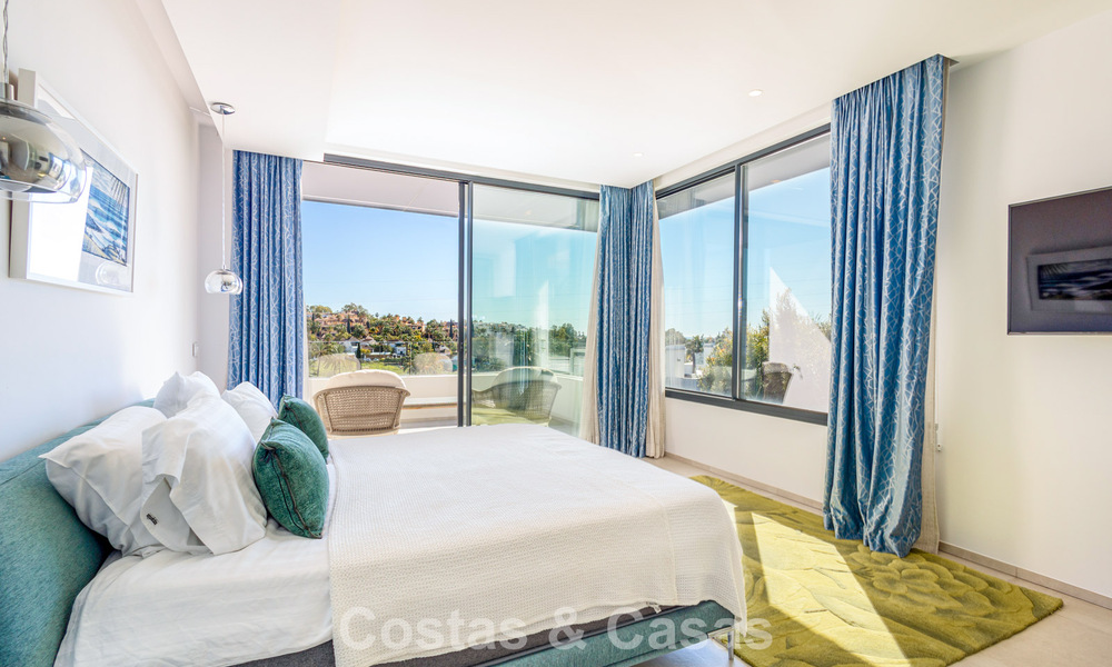 Move-in ready, modern villa within walking distance of a golf clubhouse on the New Golden Mile between Marbella and Estepona 795381