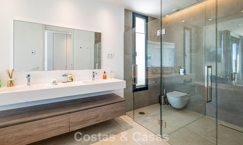 Move-in ready, modern villa within walking distance of a golf clubhouse on the New Golden Mile between Marbella and Estepona 795382