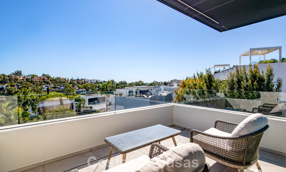 Move-in ready, modern villa within walking distance of a golf clubhouse on the New Golden Mile between Marbella and Estepona 795384