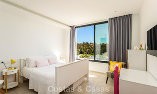 Move-in ready, modern villa within walking distance of a golf clubhouse on the New Golden Mile between Marbella and Estepona 795386 