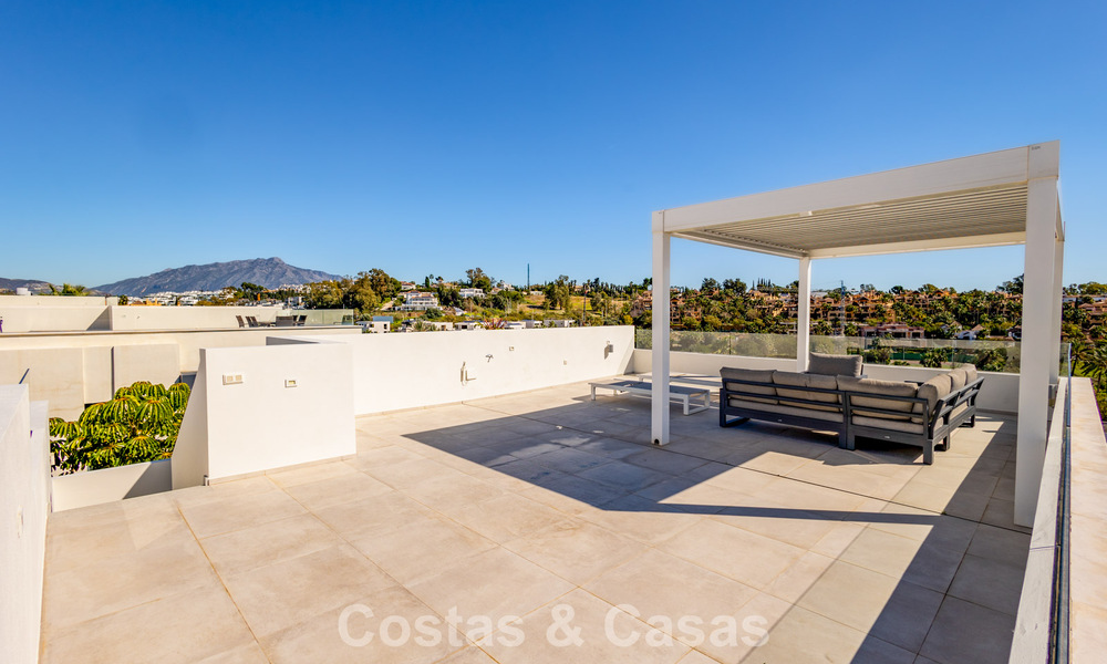 Move-in ready, modern villa within walking distance of a golf clubhouse on the New Golden Mile between Marbella and Estepona 795387