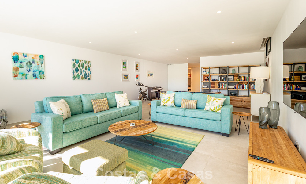 Move-in ready, modern villa within walking distance of a golf clubhouse on the New Golden Mile between Marbella and Estepona 795389