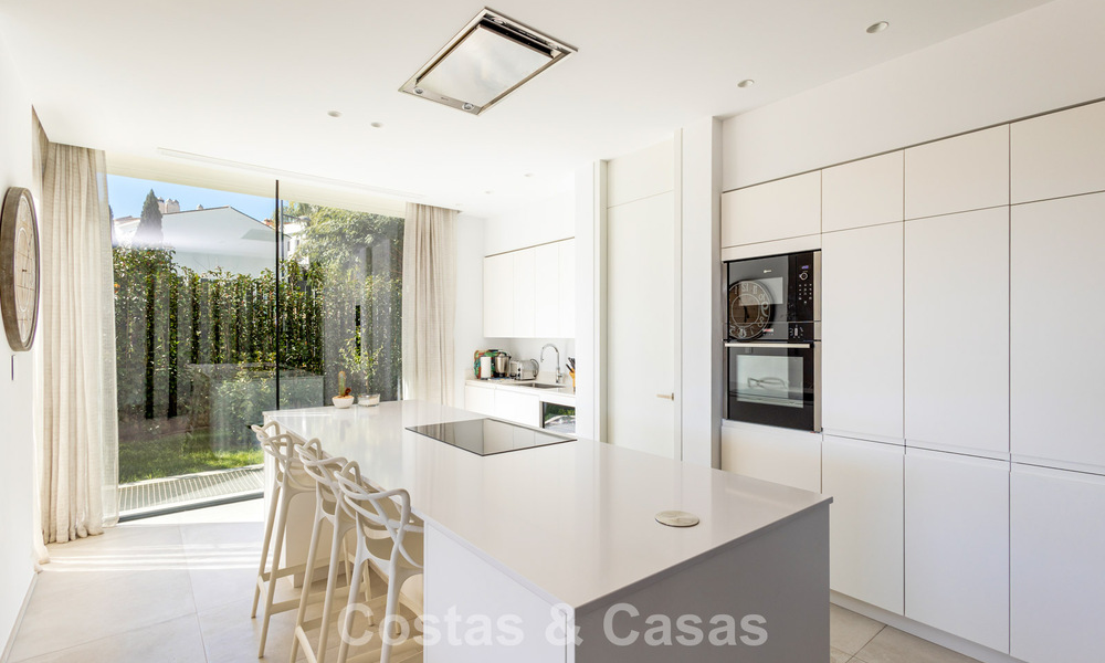 Move-in ready, modern villa within walking distance of a golf clubhouse on the New Golden Mile between Marbella and Estepona 795395