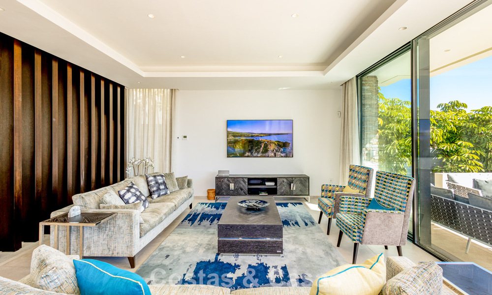 Move-in ready, modern villa within walking distance of a golf clubhouse on the New Golden Mile between Marbella and Estepona 795396