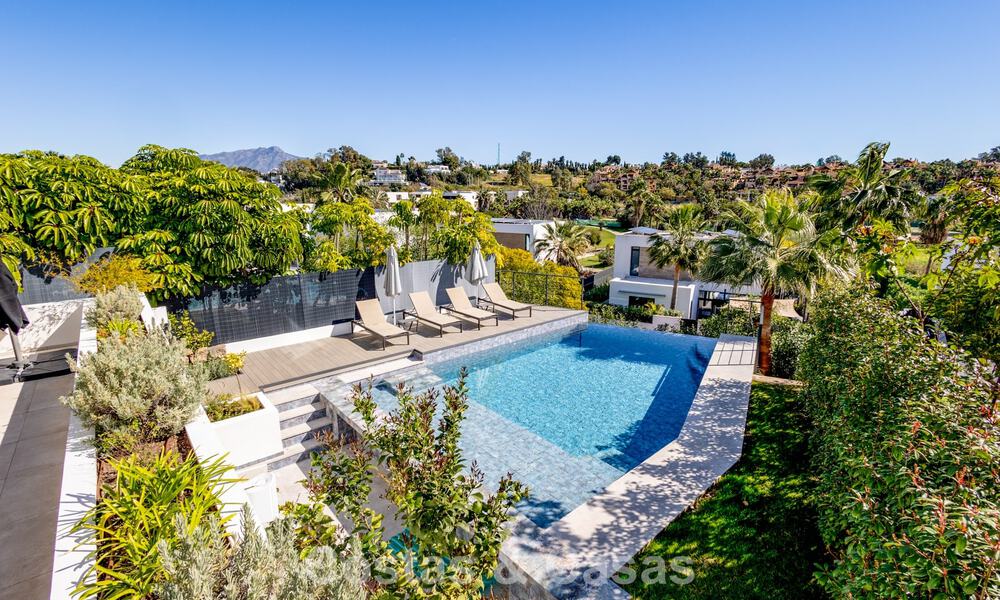 Move-in ready, modern villa within walking distance of a golf clubhouse on the New Golden Mile between Marbella and Estepona 795398