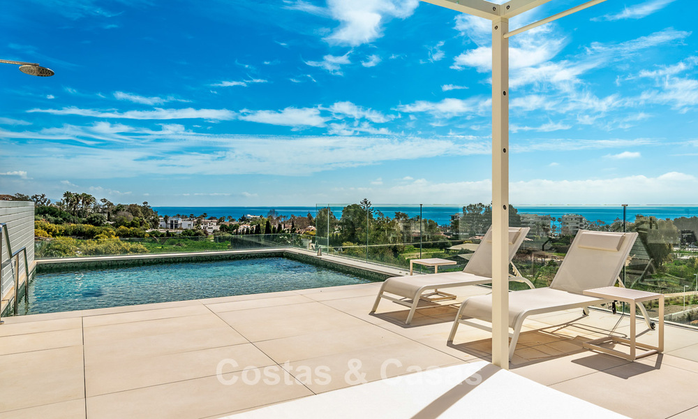 First-class duplex penthouse for sale at walking distance to the beach en Puerto Banus on Marbella’s Golden Mile 796069