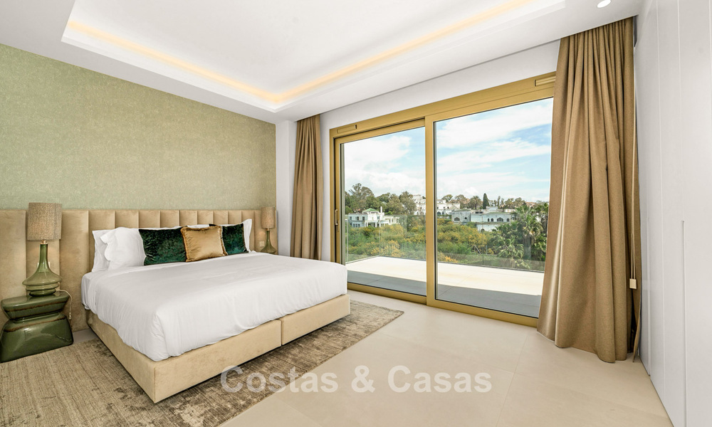 First-class duplex penthouse for sale at walking distance to the beach en Puerto Banus on Marbella’s Golden Mile 796070