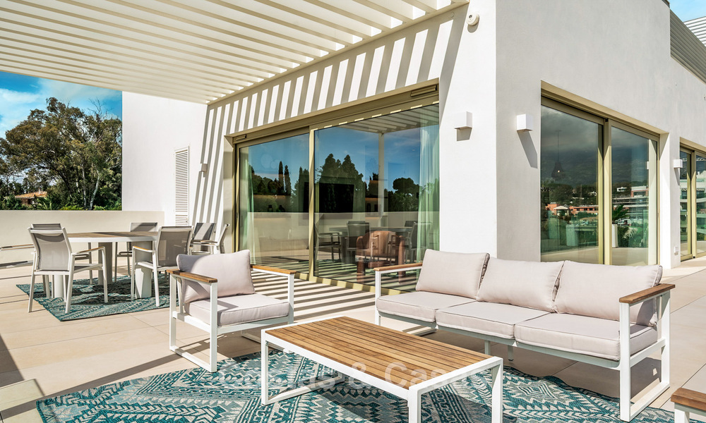 First-class duplex penthouse for sale at walking distance to the beach en Puerto Banus on Marbella’s Golden Mile 796074