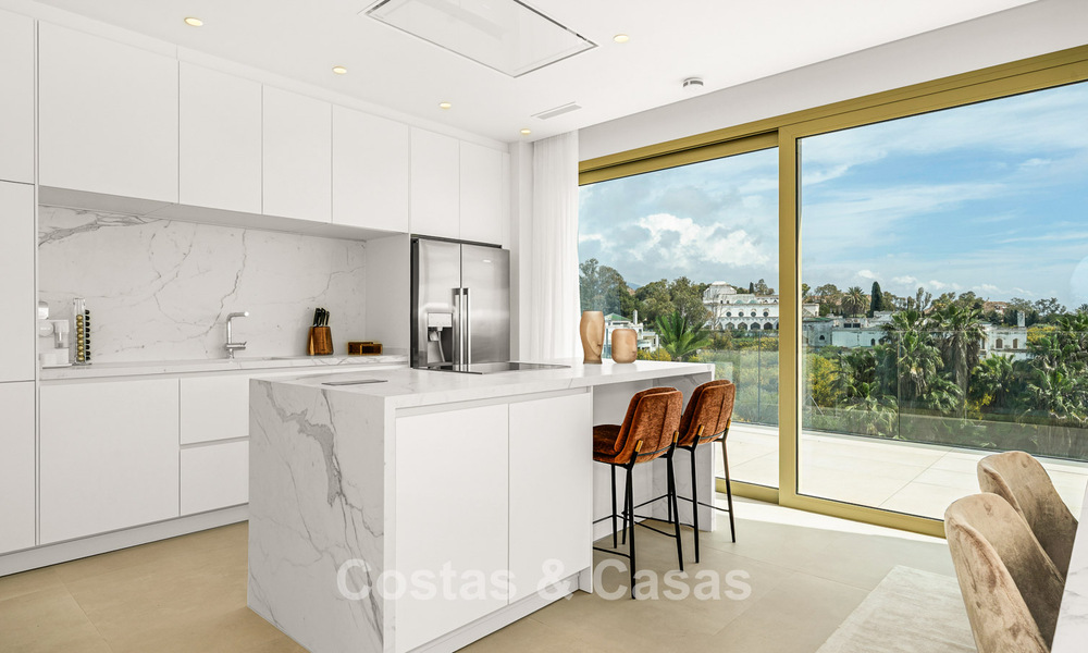 First-class duplex penthouse for sale at walking distance to the beach en Puerto Banus on Marbella’s Golden Mile 796076