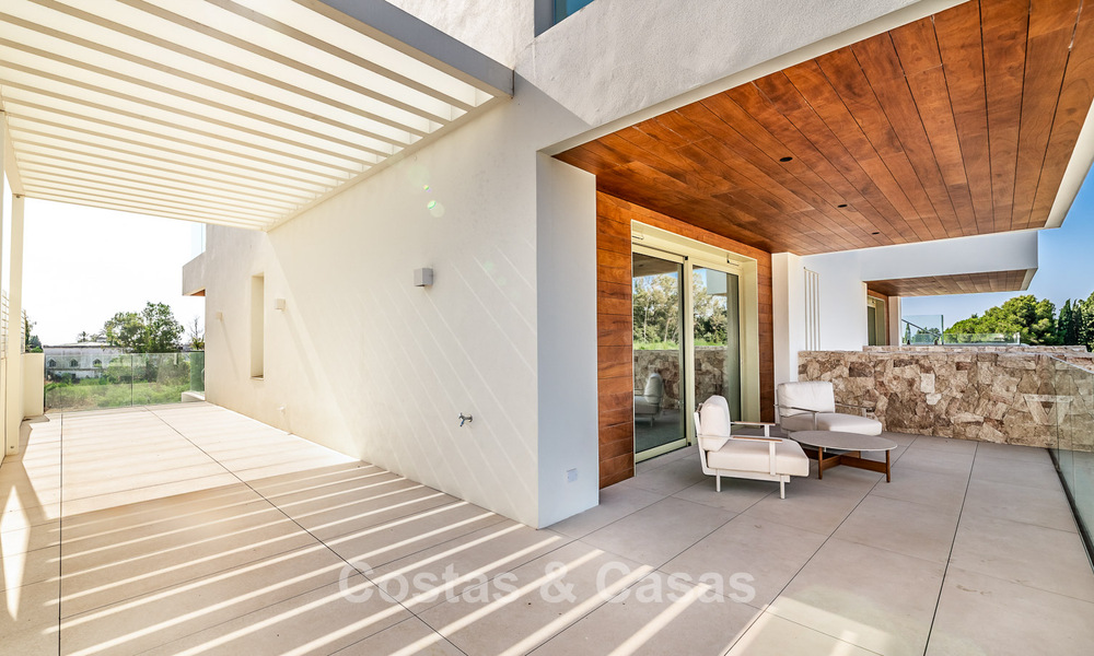 Sophisticated luxury apartment for sale with panoramic views on Marbella’s Golden Mile near the beach and Puerto Banús 796006