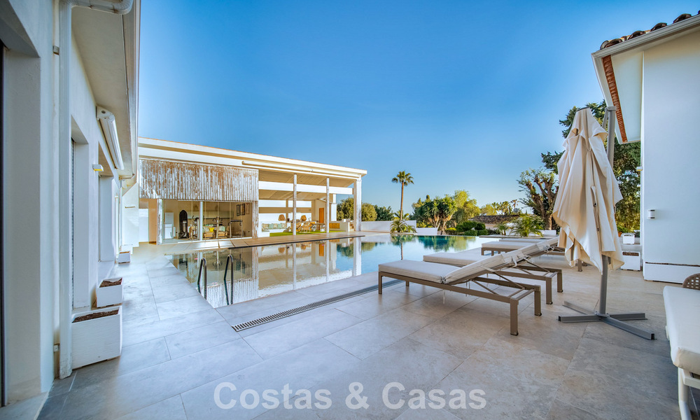 Luxuriously renovated villa for sale just a stone’s throw from the golf course in Guadalmina Alta, Marbella 795878