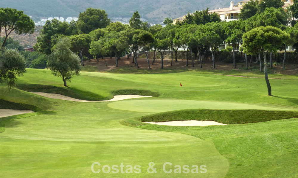 Exclusive new-build apartments with panoramic golf and sea views for sale in Benalmádena, Costa del Sol 795449