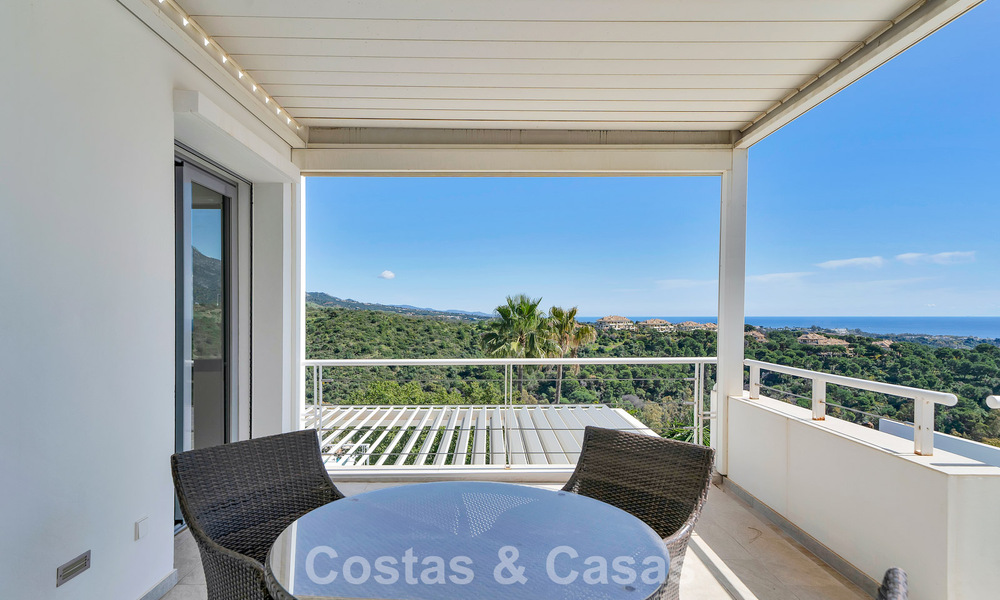 Modern renovated Andalusian villa with sea and mountain views for sale in Nueva Andalucía, Marbella 796095