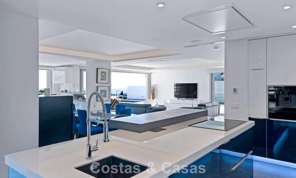 Modern renovated Andalusian villa with sea and mountain views for sale in Nueva Andalucía, Marbella 796126