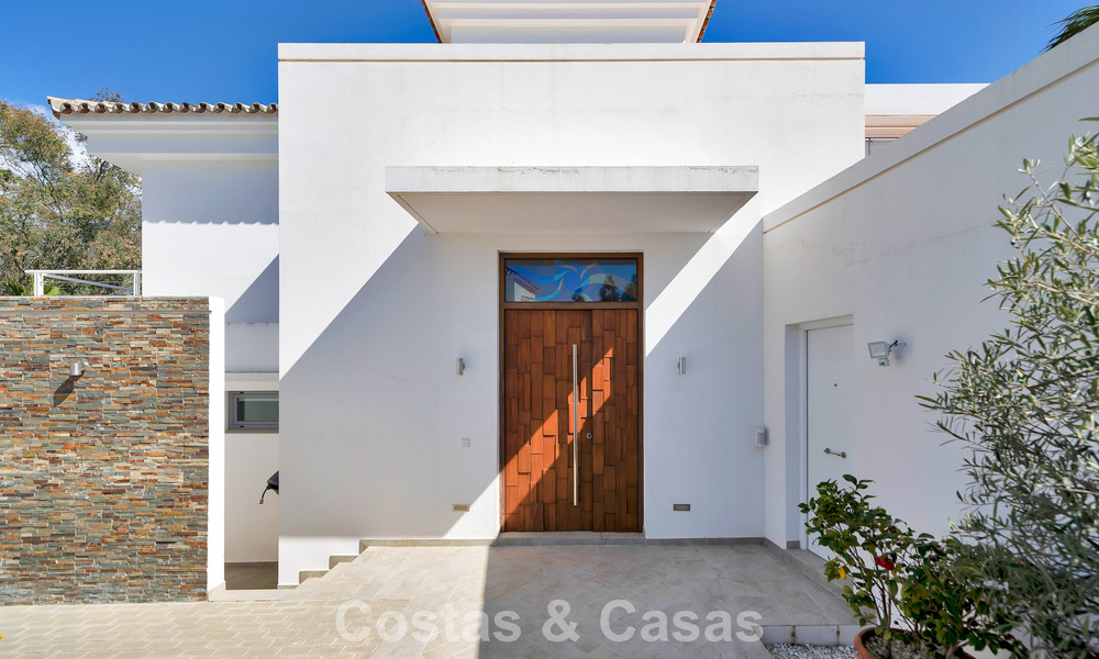 Modern renovated Andalusian villa with sea and mountain views for sale in Nueva Andalucía, Marbella 796157