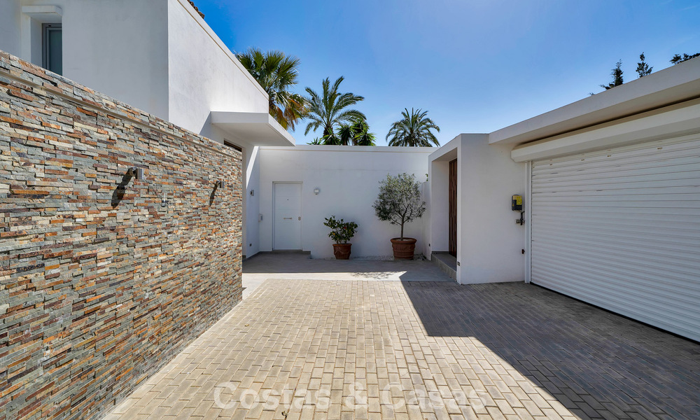 Modern renovated Andalusian villa with sea and mountain views for sale in Nueva Andalucía, Marbella 796159