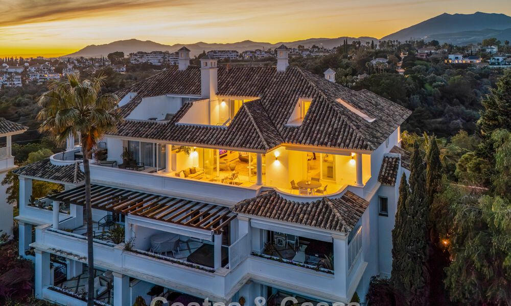 Exclusive duplex penthouse with a modern and light interior for sale in a gated complex on the Golden Mile, Marbella 796386