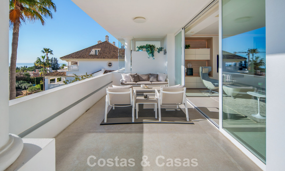 Exclusive duplex penthouse with a modern and light interior for sale in a gated complex on the Golden Mile, Marbella 796389