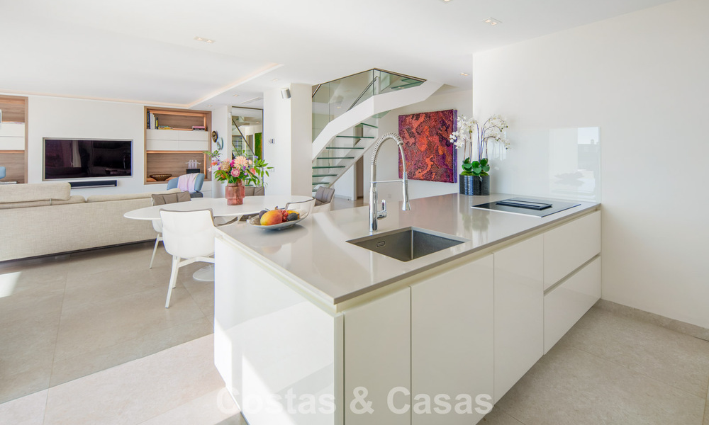 Exclusive duplex penthouse with a modern and light interior for sale in a gated complex on the Golden Mile, Marbella 796394