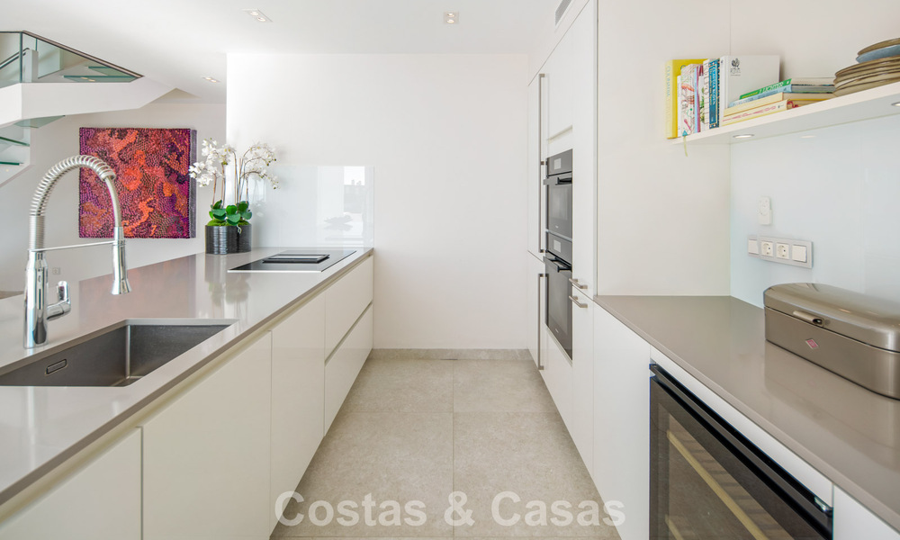 Exclusive duplex penthouse with a modern and light interior for sale in a gated complex on the Golden Mile, Marbella 796395